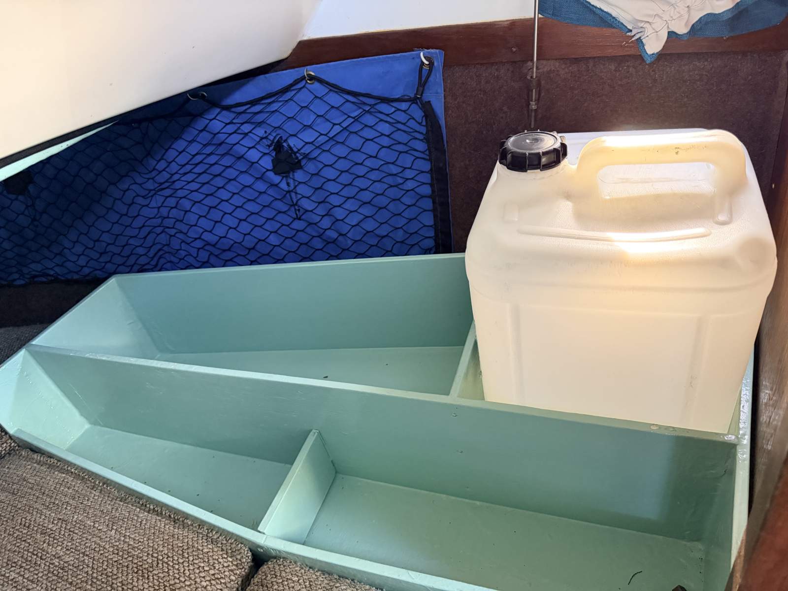 Jedda Bilge keel.:Removable storage box in v birth.