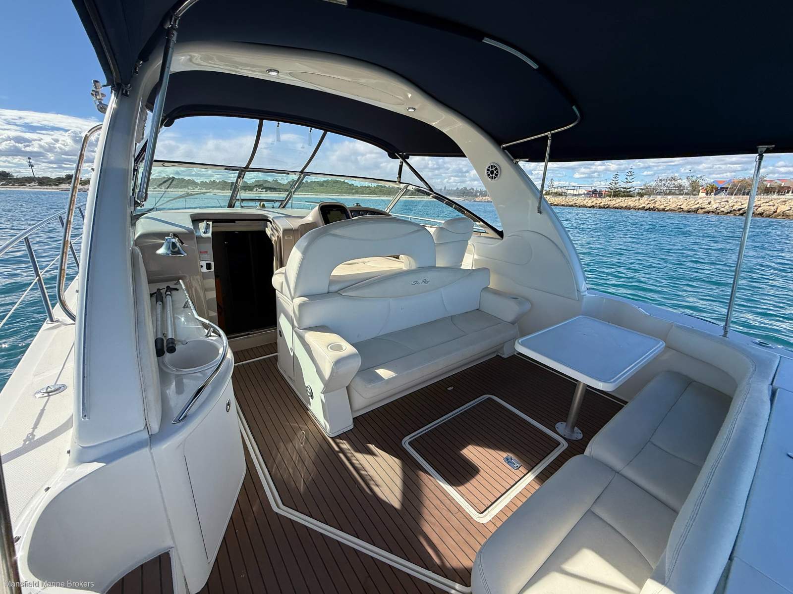 Sea Ray 41EC:Nice open cockpit design