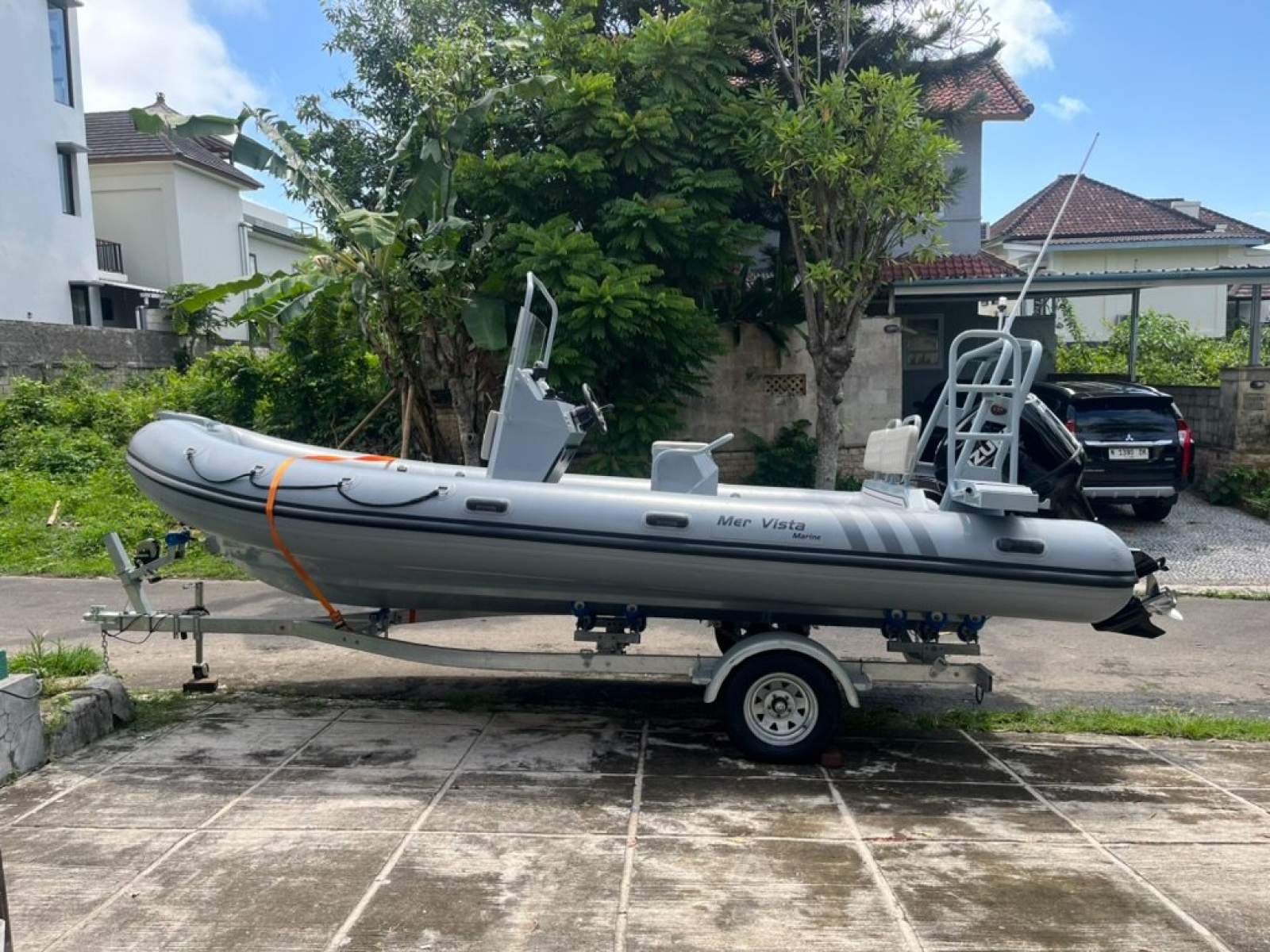 Custom 5.8 meter center console RIB w/aluminium