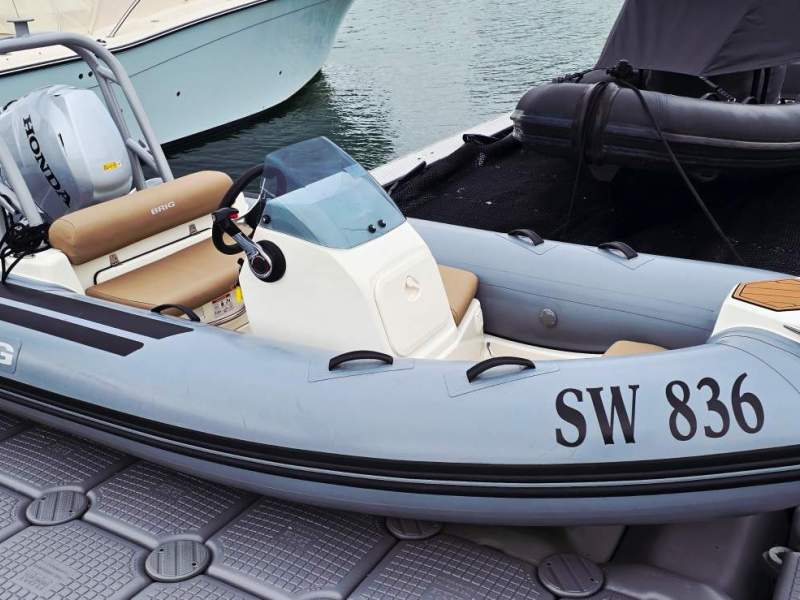 Brig Eagle 3.5 Near-new, 12hrs, Honda 40hp, fully optioned.