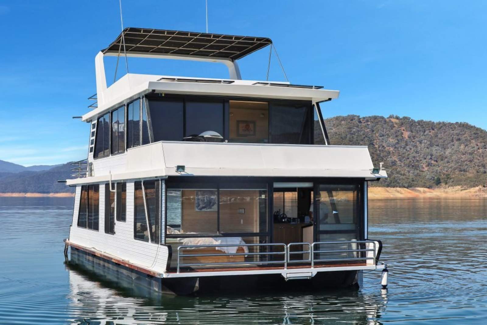 Manhattan Houseboat Holiday Home @ Lake Eildon:Manhattan @ Lake Eildon