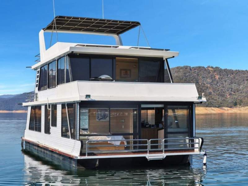 Manhattan Houseboat Holiday Home @ Lake Eildon