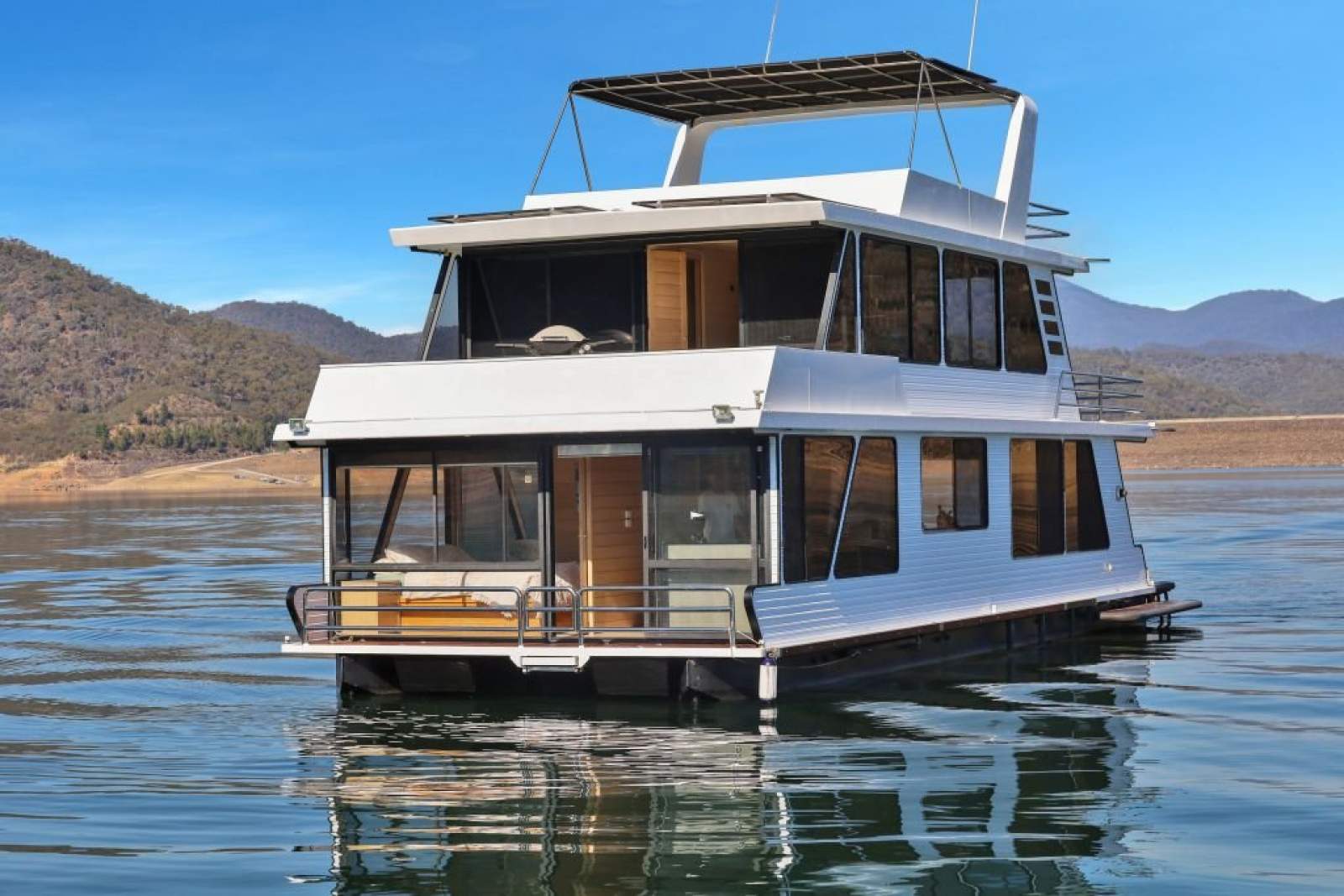 Manhattan Houseboat Holiday Home @ Lake Eildon:Manhattan @ Lake Eildon