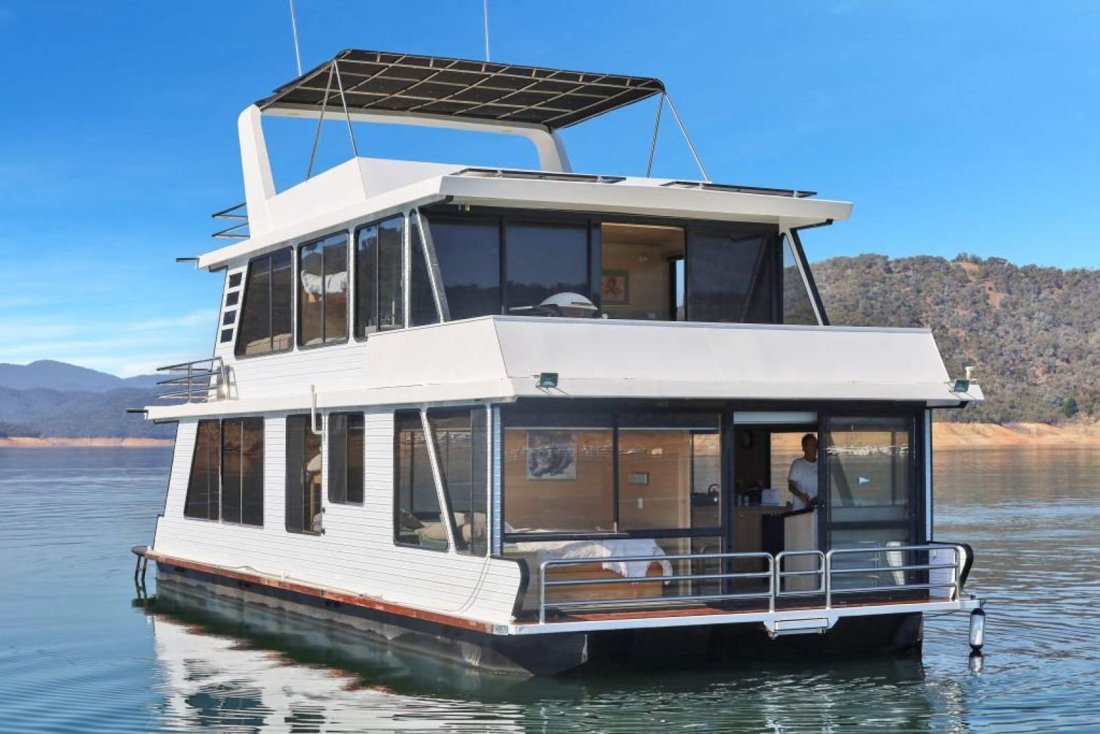 Manhattan Houseboat Holiday Home @ Lake Eildon:Manhattan @ Lake Eildon