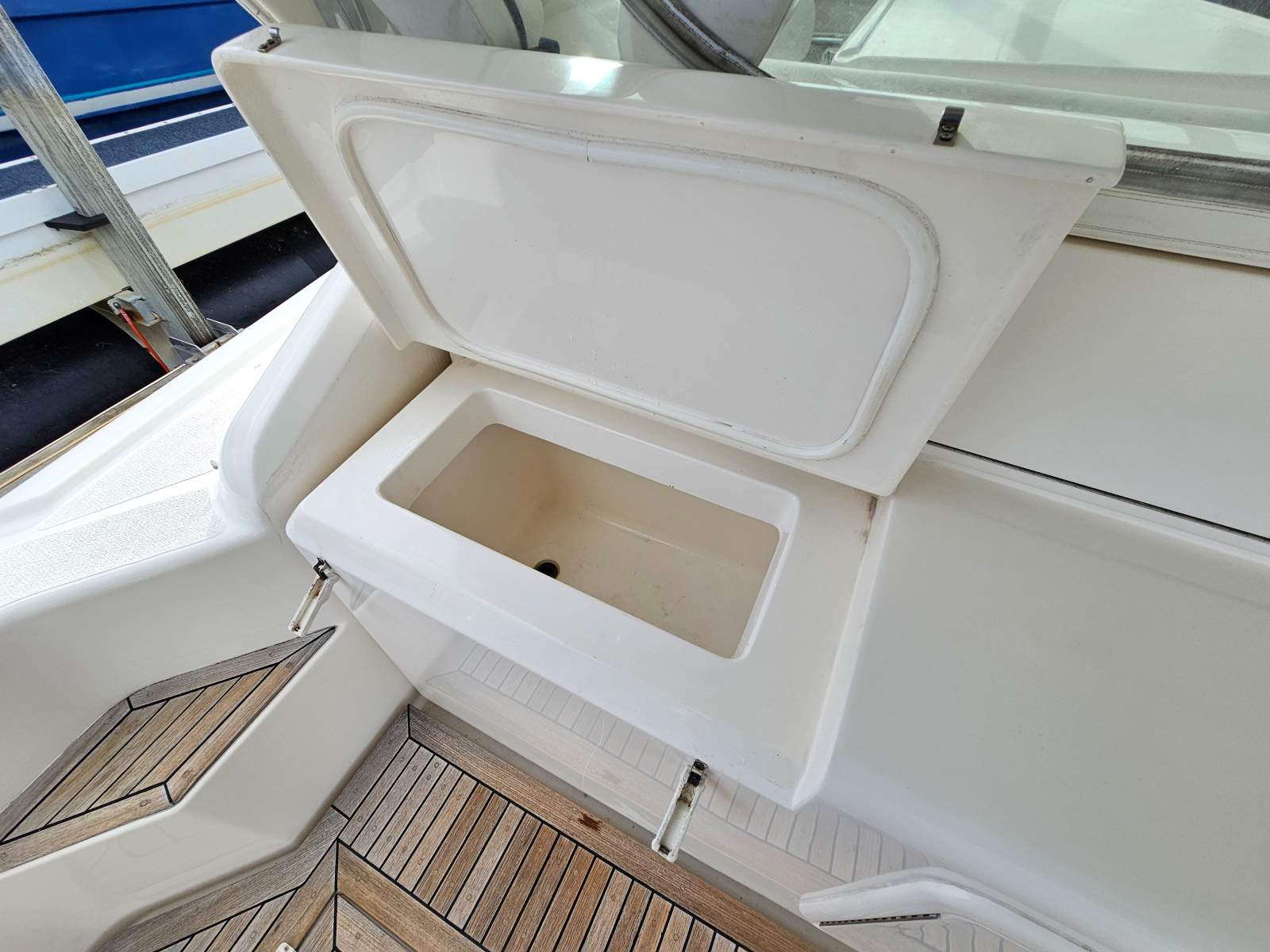 Riviera 4000 Offshore Hardtop Platinum Series &ndash; 2000 Model JO JO