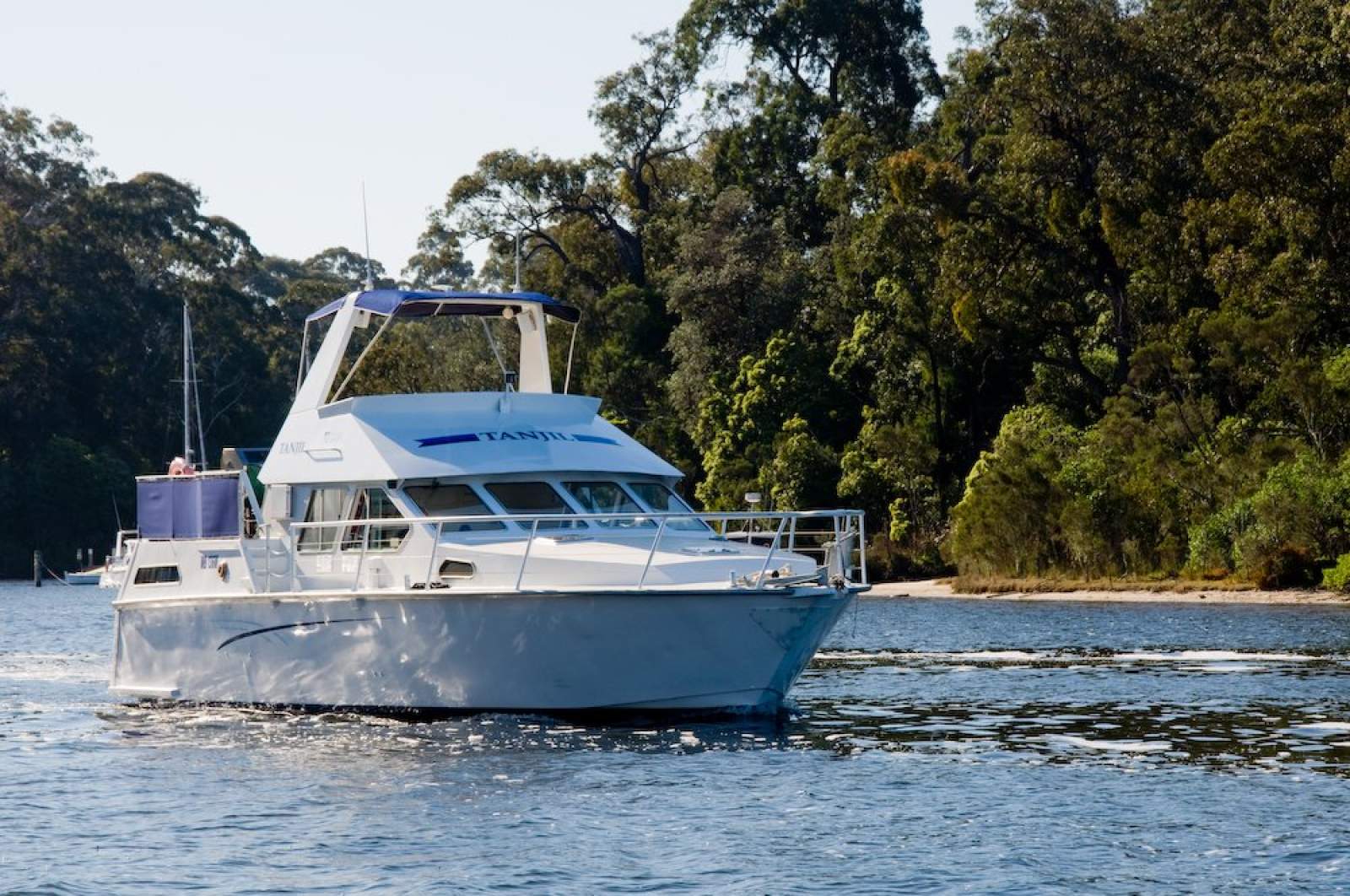 Aluminium Flybridge Cruiser 4E Survey