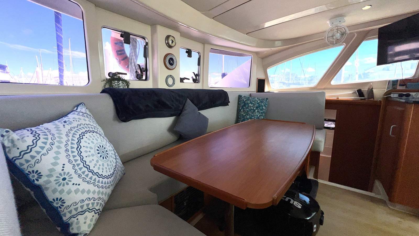 Leopard Catamarans 384