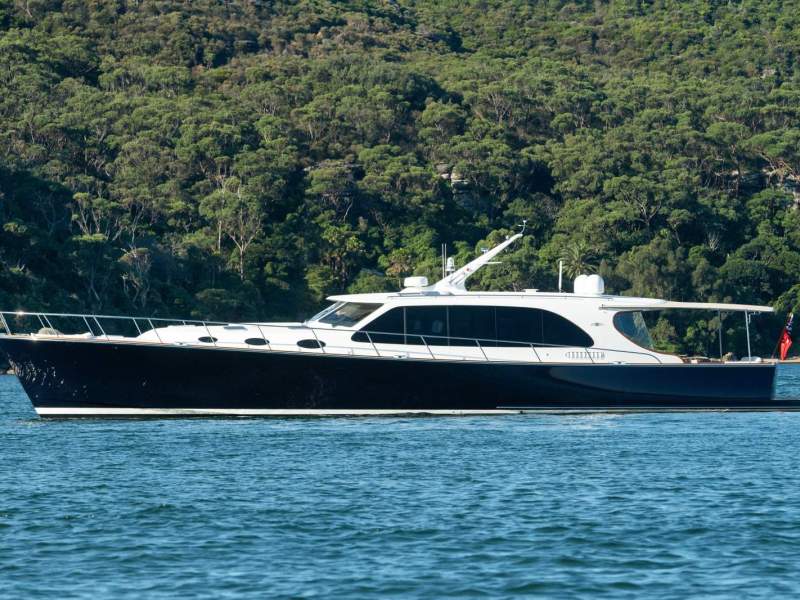 Palm Beach Motor Yachts 70 Sedan Luna