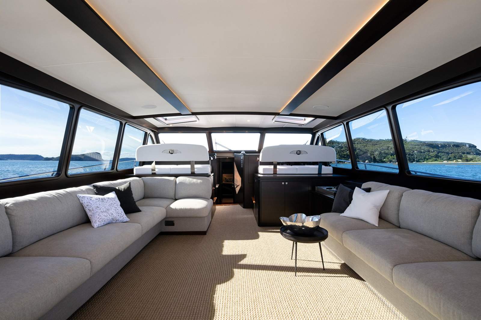 Palm Beach Motor Yachts 70 Sedan Luna