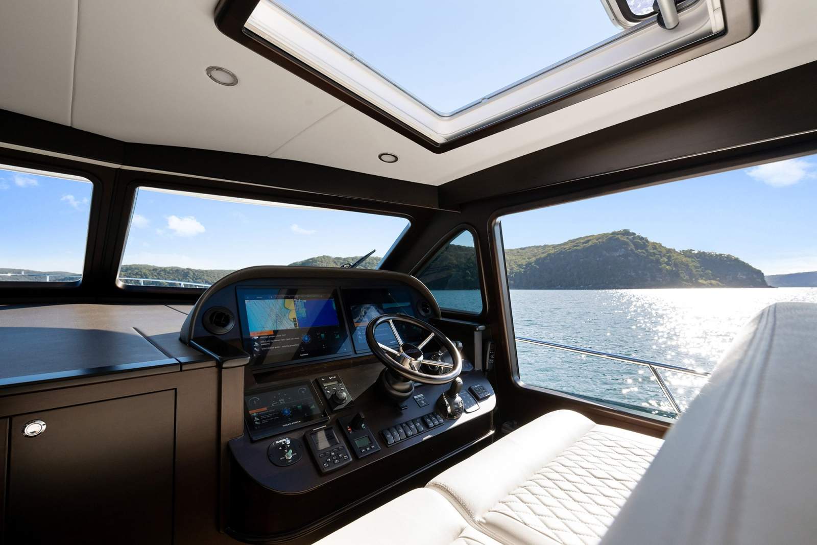 Palm Beach Motor Yachts 70 Sedan Luna