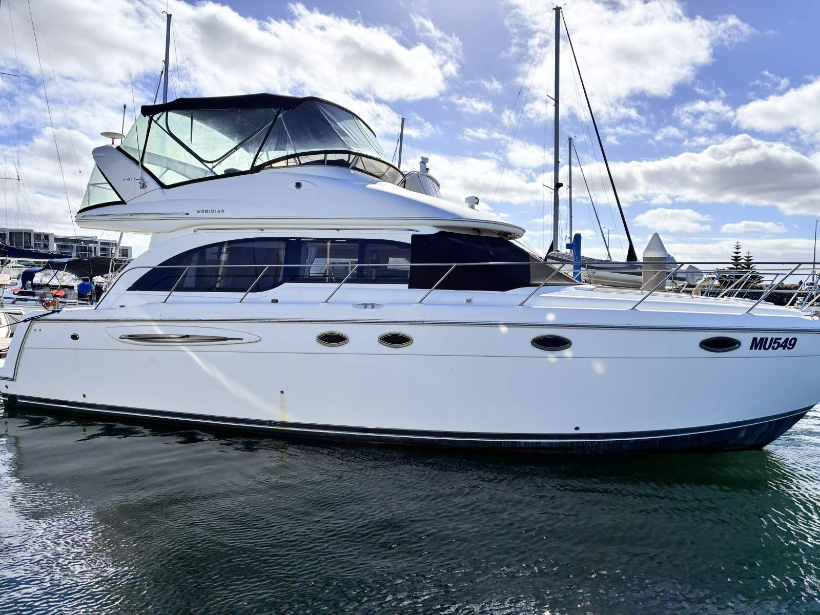 Meridian 411 Flybridge Luxury motor yacht - Bow & Stern Thrusters