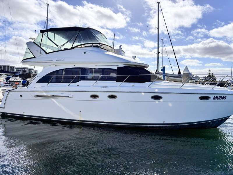 Meridian 411 Flybridge Luxury motor yacht - Bow & Stern Thrusters