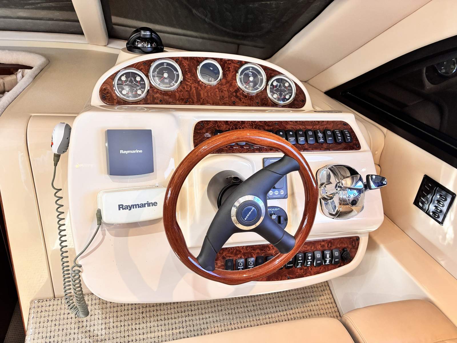 Meridian 411 Flybridge Luxury motor yacht - Bow & Stern Thrusters