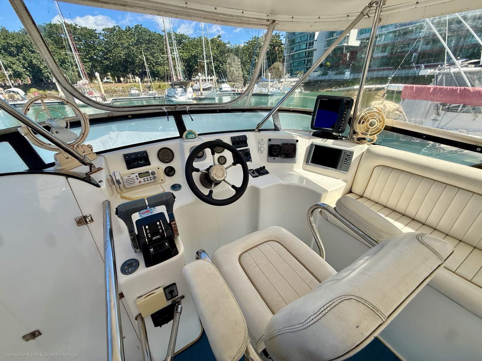 Seaquest 2800 Sports Bridge Cruiser Full Cabin