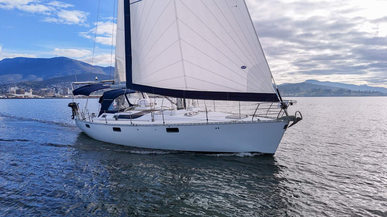 Beneteau Oceanis 430 EXCEPTIONAL CONDITION, SUPERBLY UPGRADED!