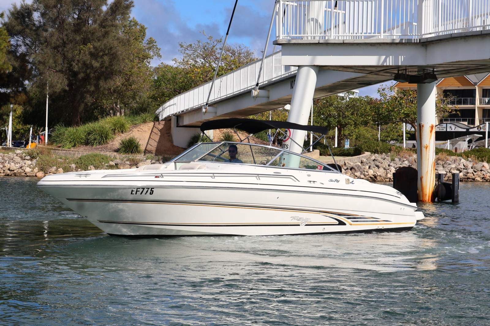 Sea Ray 280 Bowrider - Twin V8 Power!