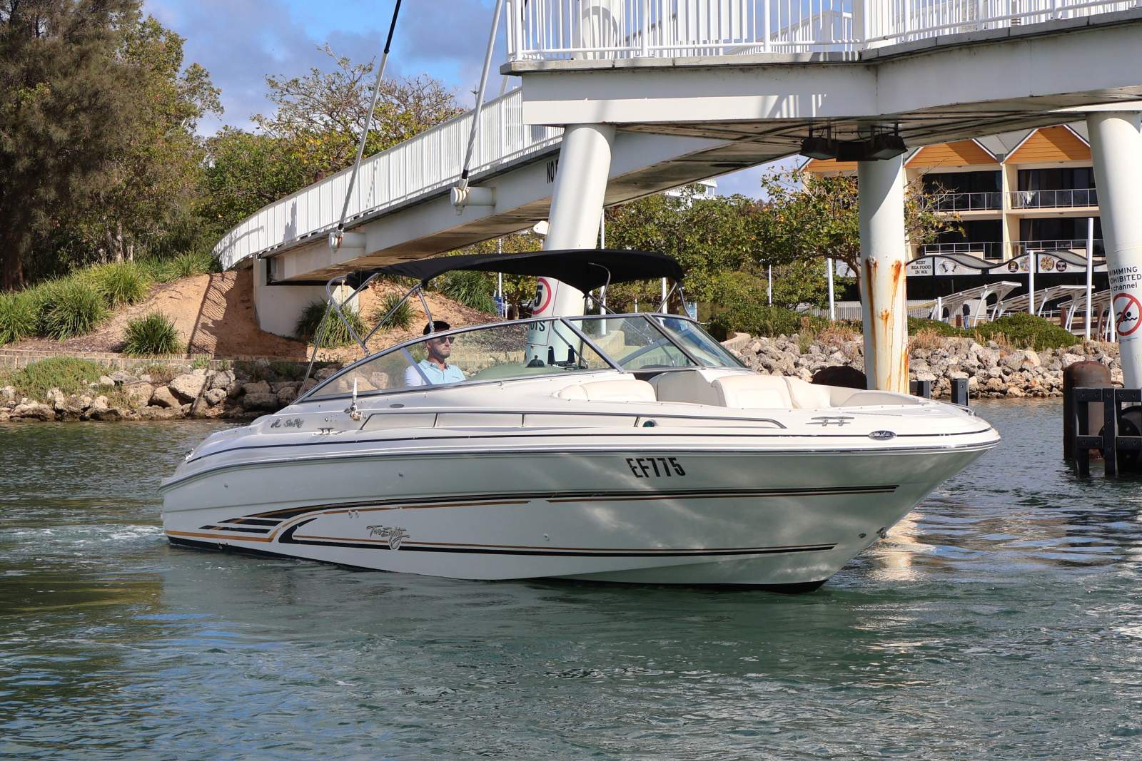 Sea Ray 280 Bowrider - Twin V8 Power!