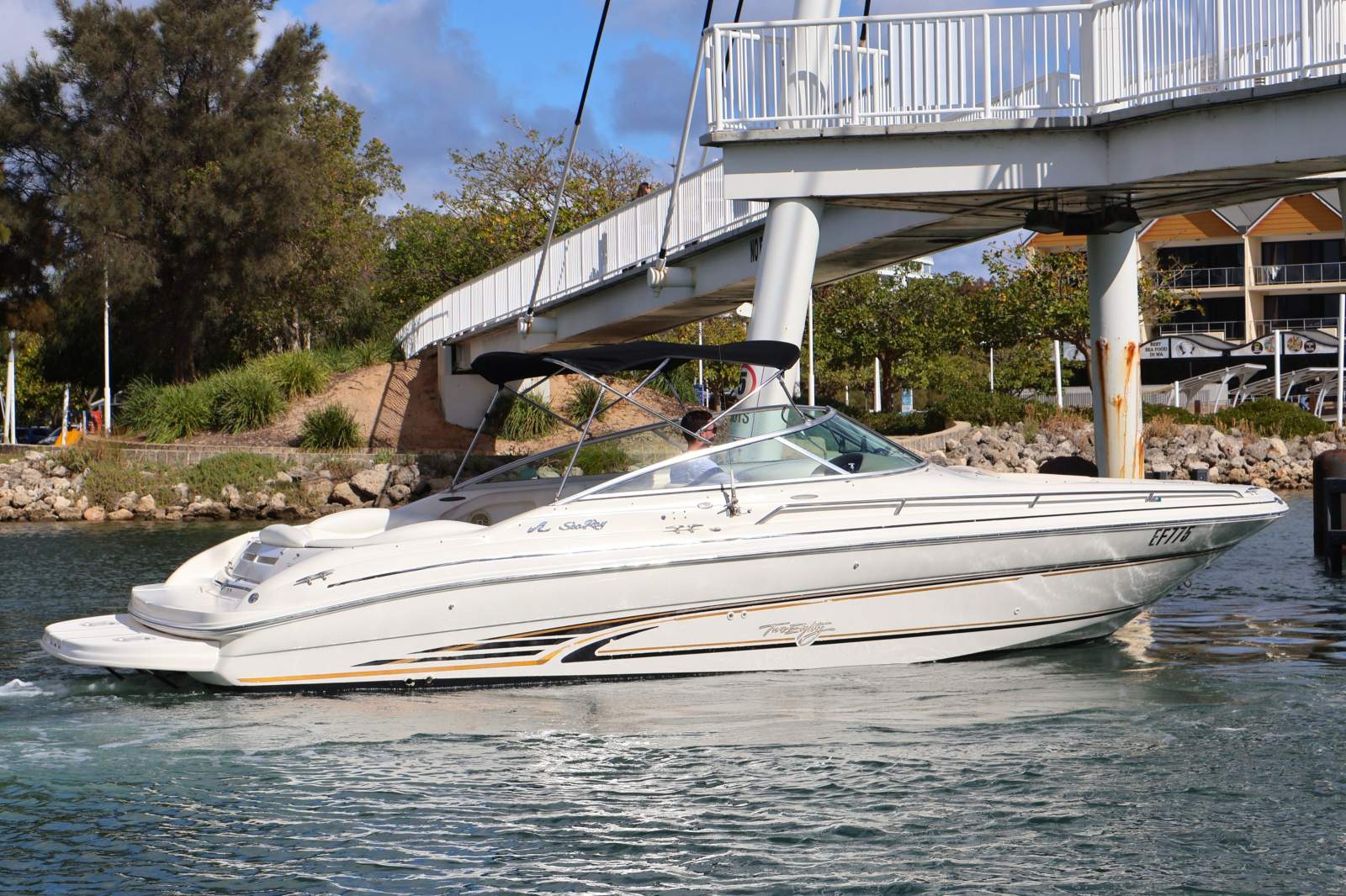Sea Ray 280 Bowrider - Twin V8 Power!