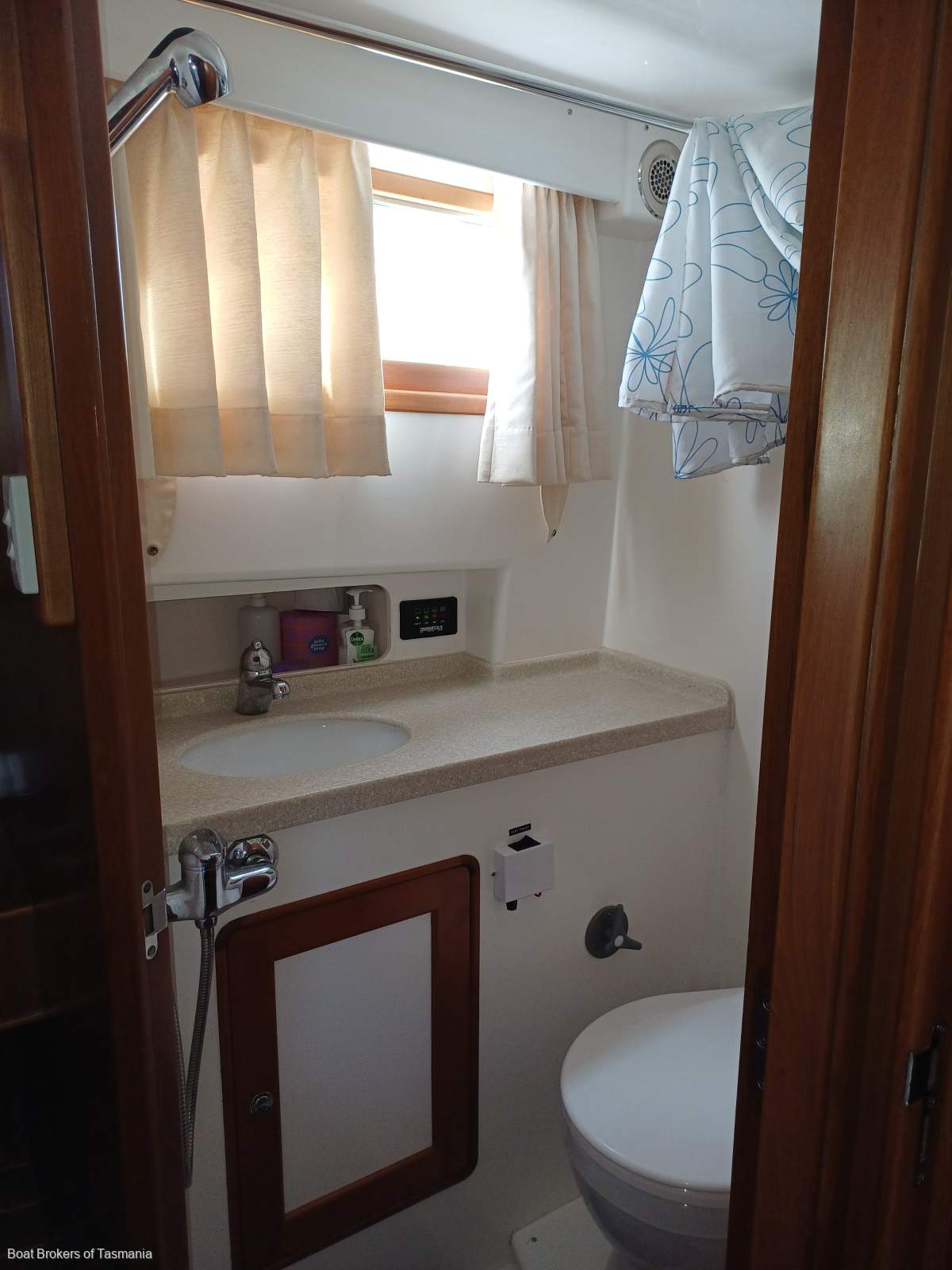Seanna Integrity 350 Professionally maintained by conscientious vendors Boat Brokers of Tasmania