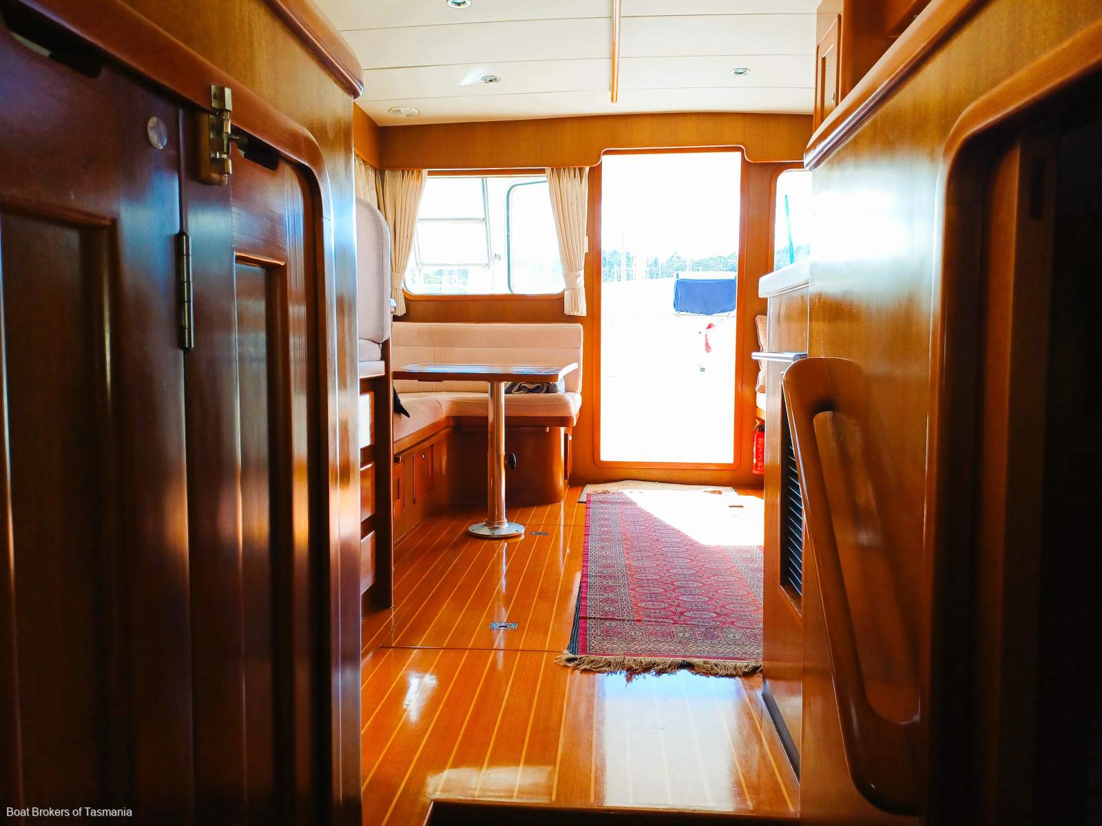 Seanna Integrity 350 Professionally maintained by conscientious vendors Boat Brokers of Tasmania