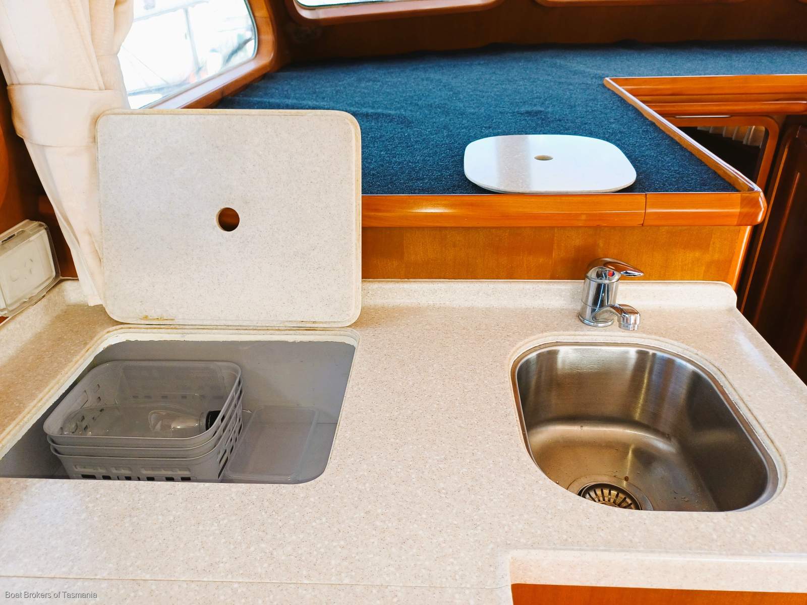 Seanna Integrity 350 Professionally maintained by conscientious vendors Boat Brokers of Tasmania