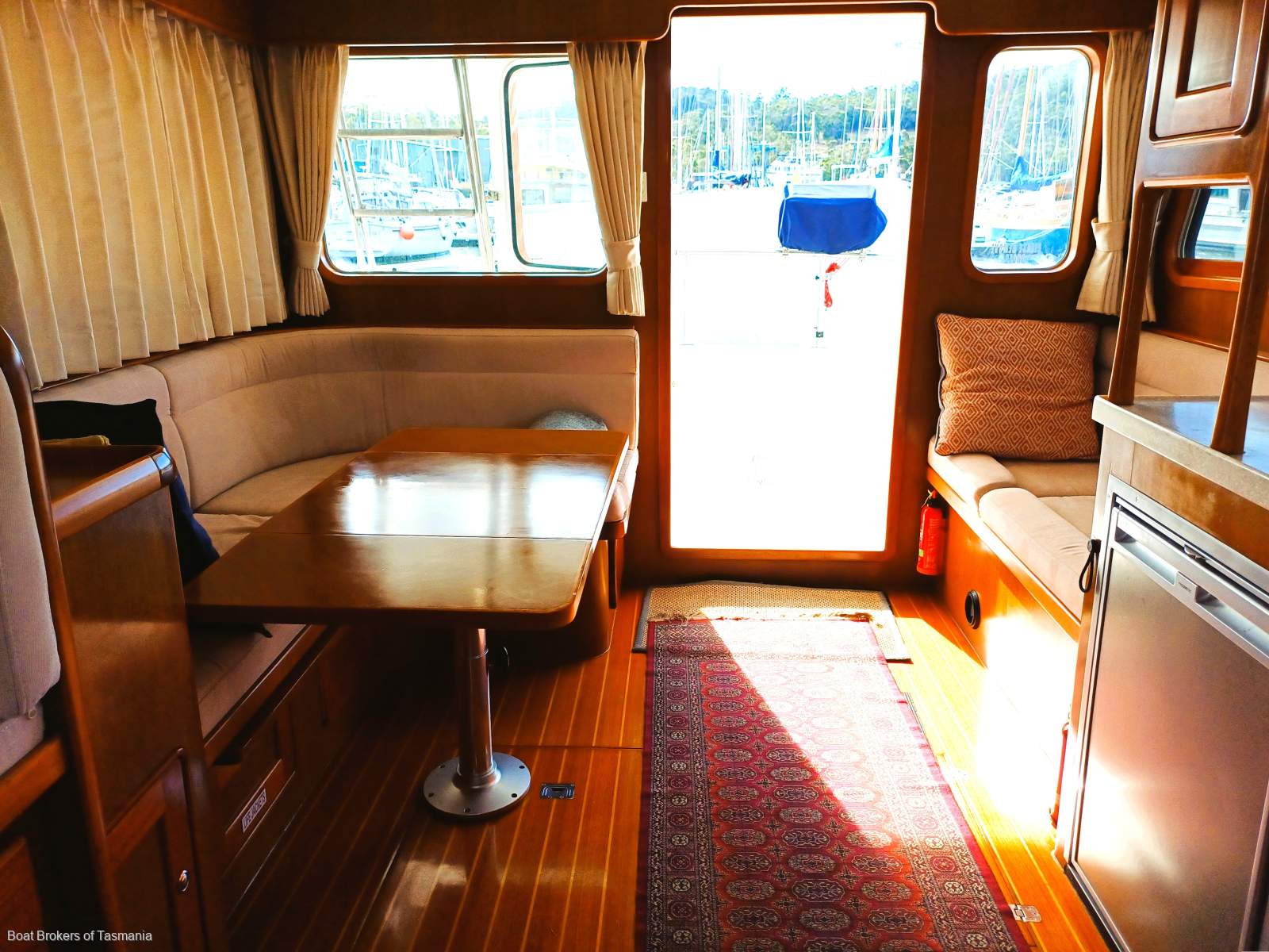 Seanna Integrity 350 Professionally maintained by conscientious vendors Boat Brokers of Tasmania
