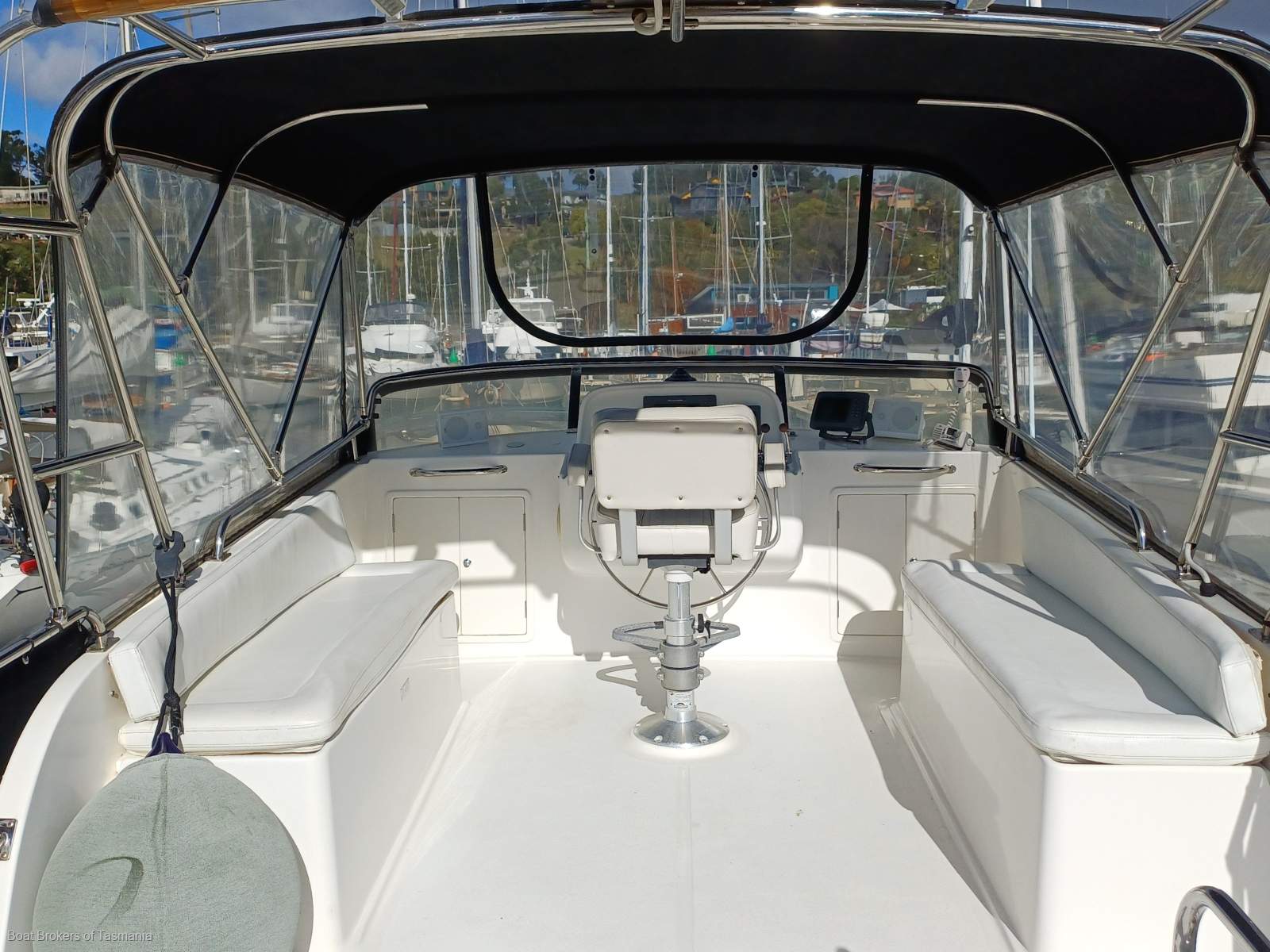 Seanna Integrity 350 Professionally maintained by conscientious vendors Boat Brokers of Tasmania