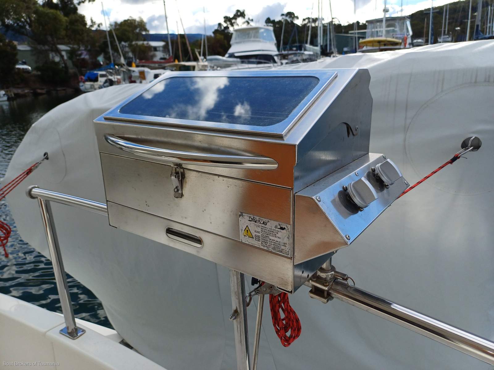 Seanna Integrity 350 Professionally maintained by conscientious vendors Boat Brokers of Tasmania