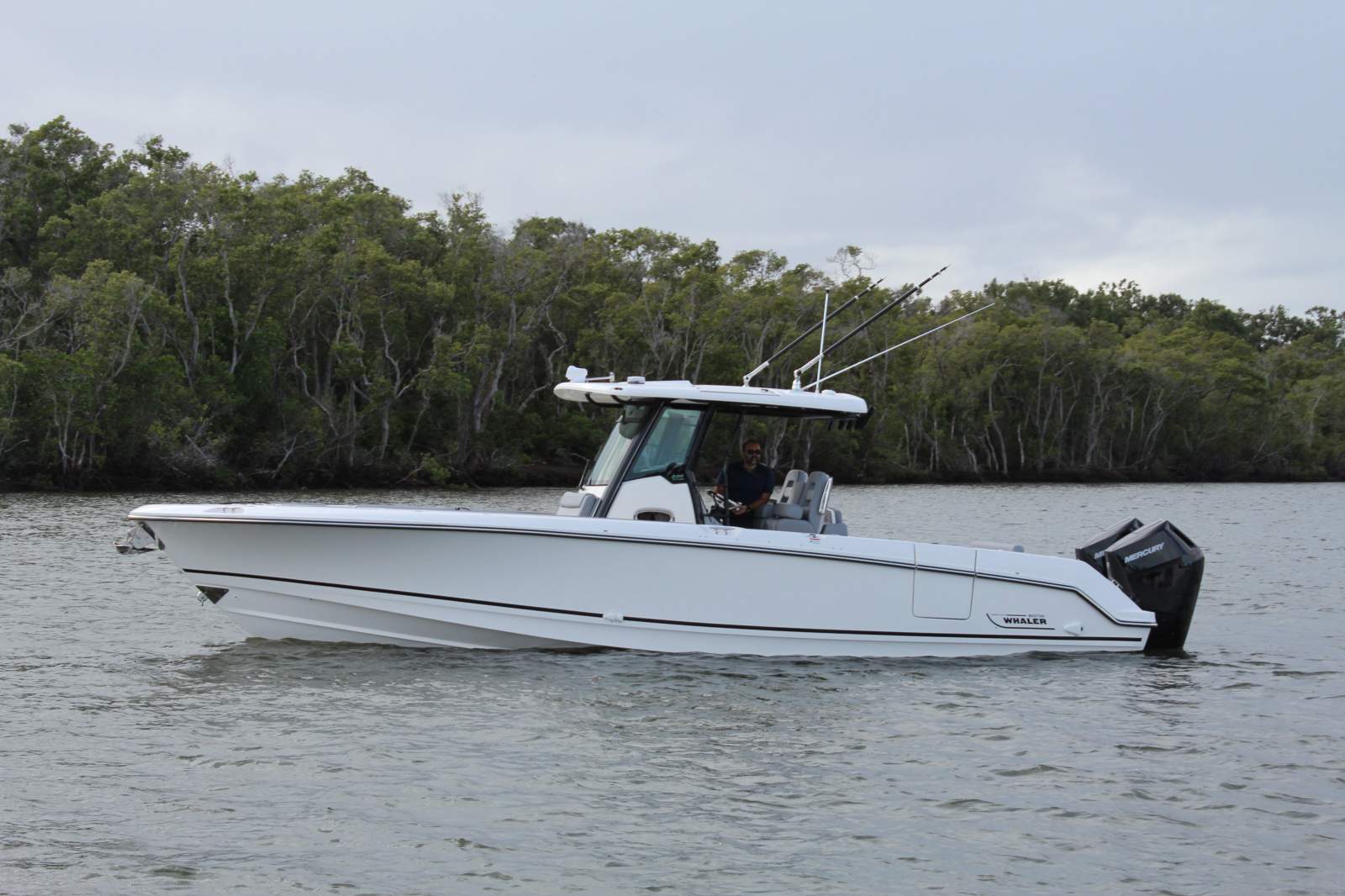 Boston Whaler 330 Outrage Centre Console