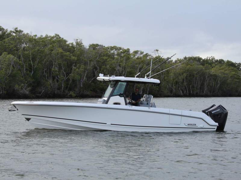 Boston Whaler 330 Outrage Centre Console