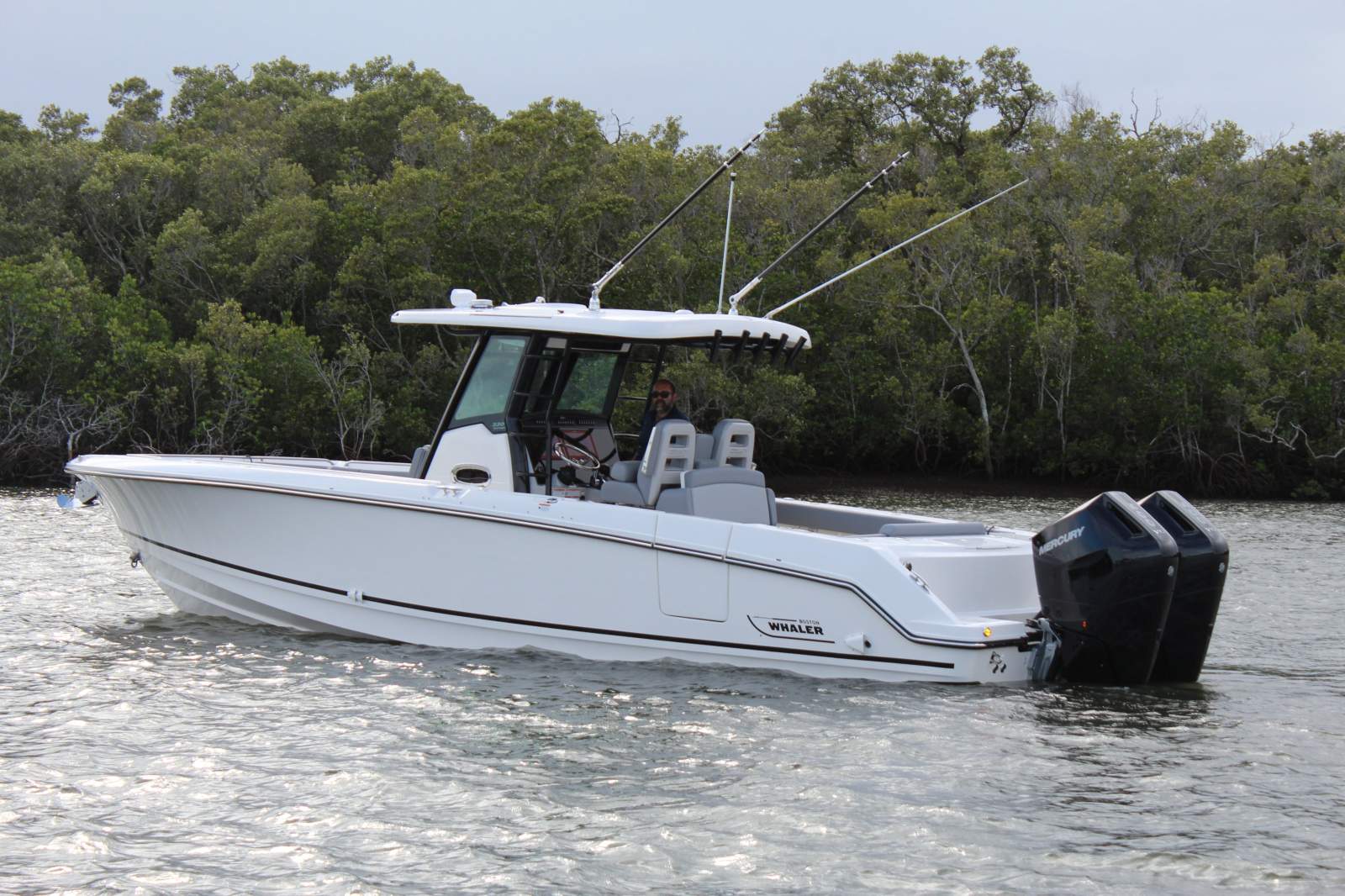 Boston Whaler 330 Outrage Centre Console