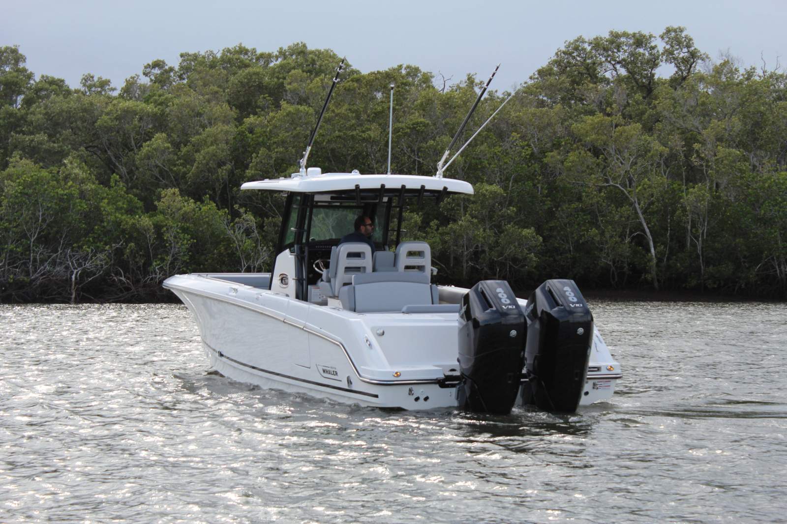 Boston Whaler 330 Outrage Centre Console