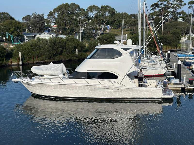 Riviera 47 Enclosed Flybridge
