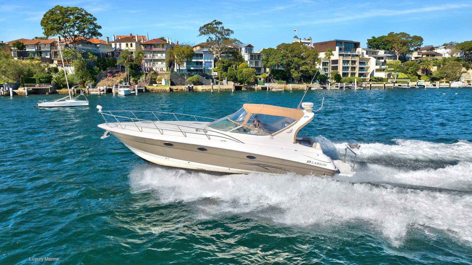 Larson Cabrio 370