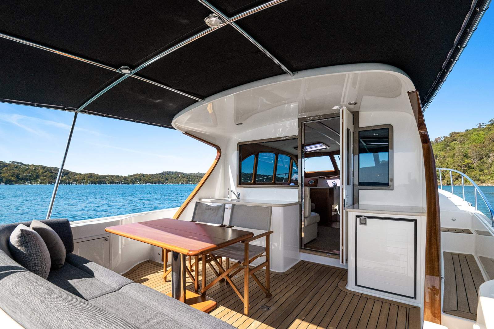 Palm Beach Motor Yachts PB42 Sedan
