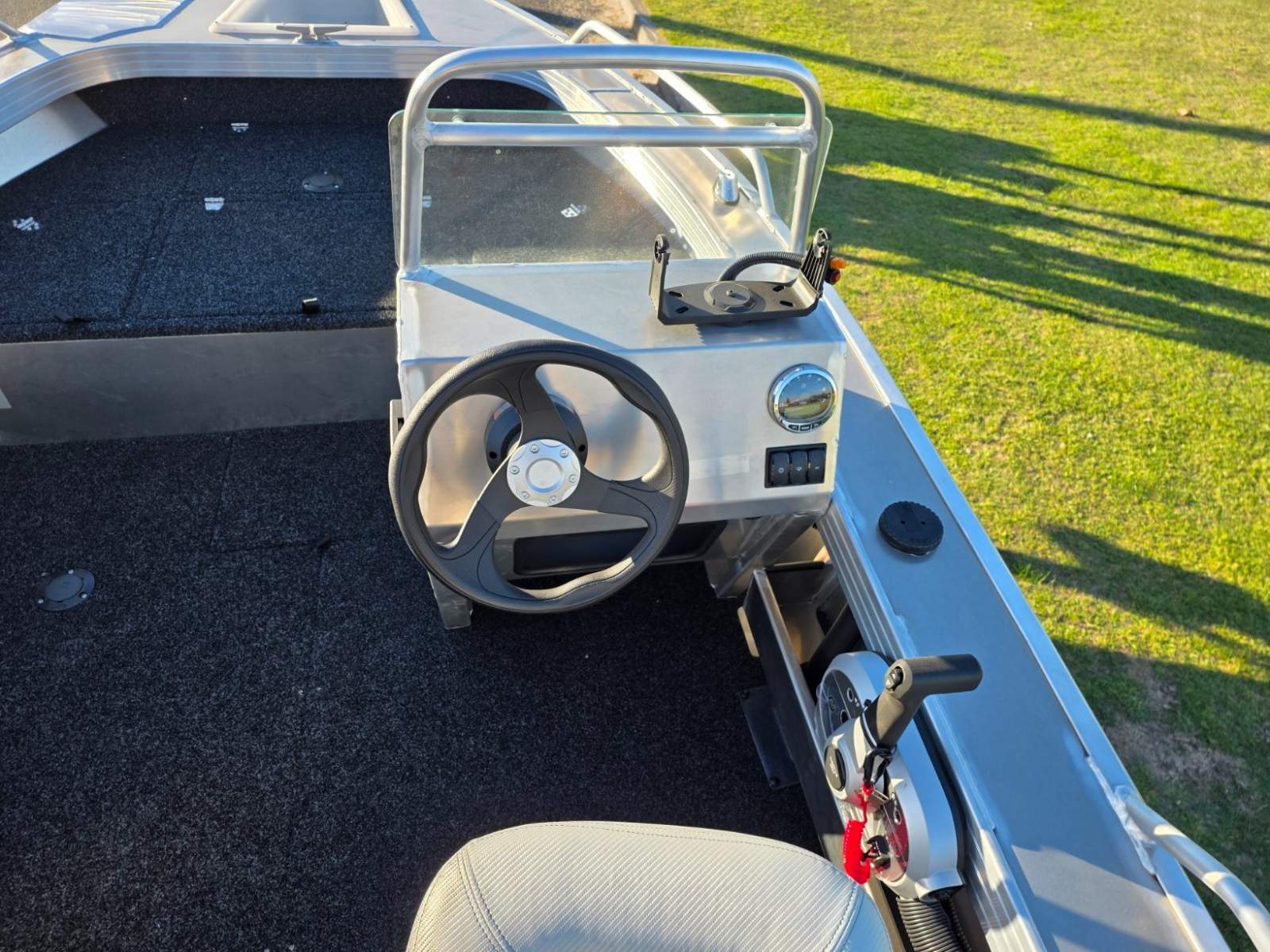 New Stacer 429 Outlaw Side Console, 50hp Mercury four stroke & 1098kg alloy trailer