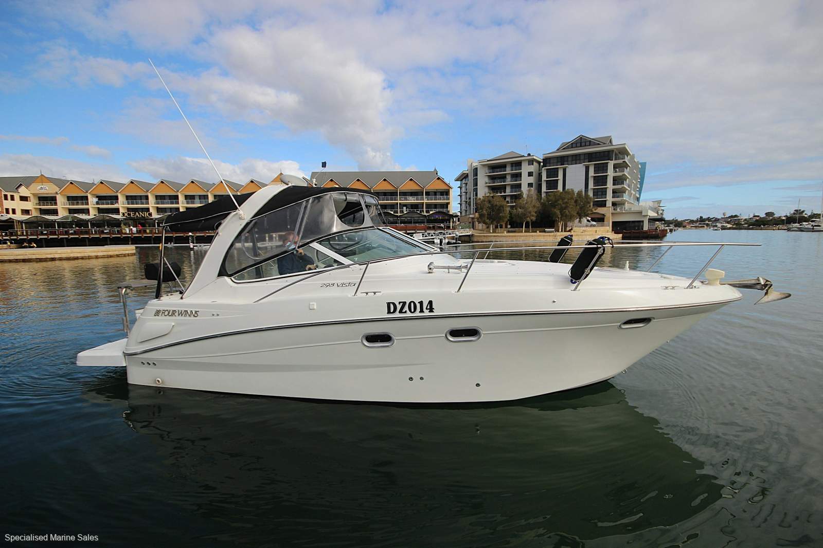 Four Winns Vista 298 *** FOUR BERTH *** $ 88,990 ***