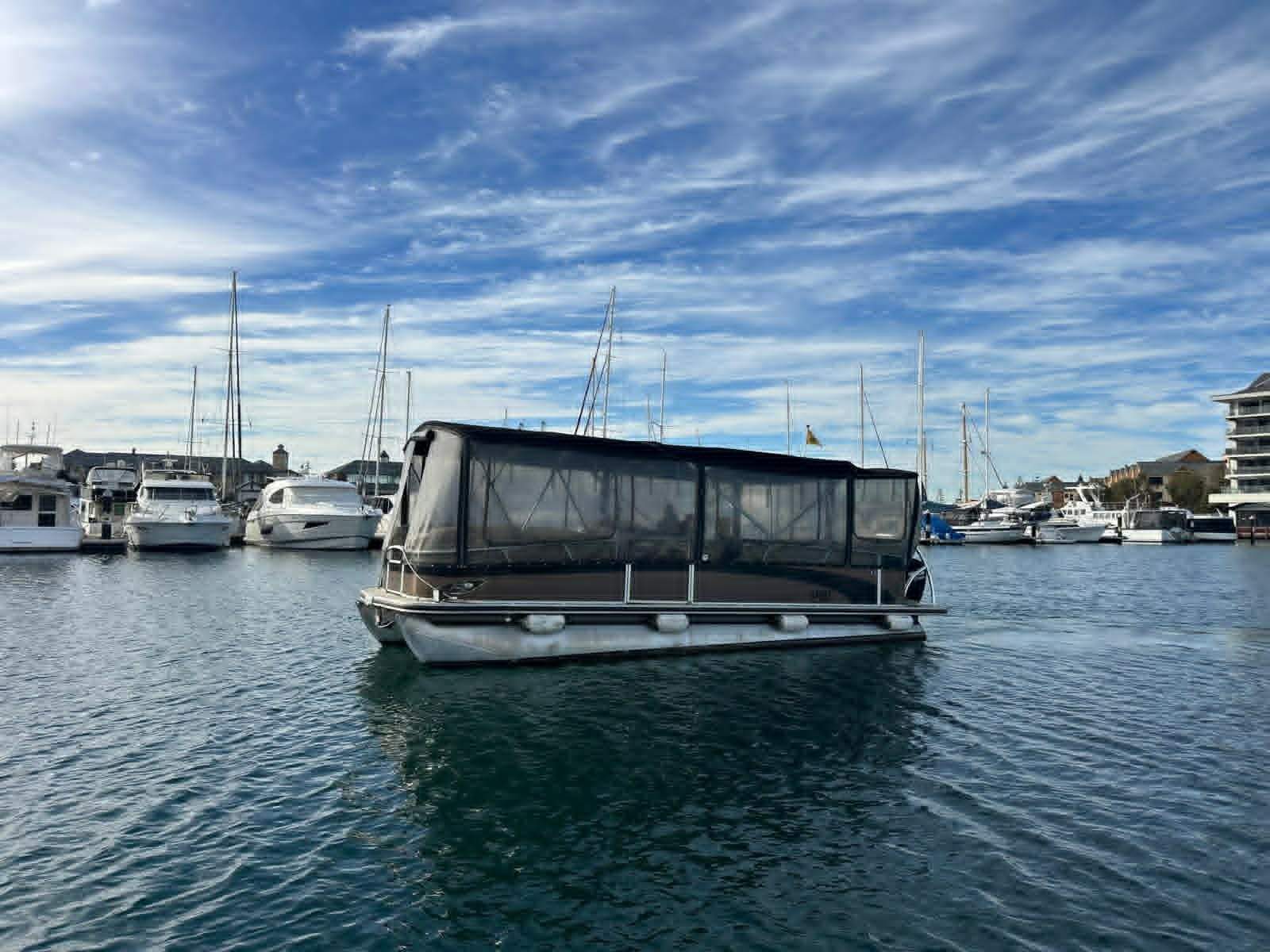 Sun Tracker Party Barge 25 Regency edition