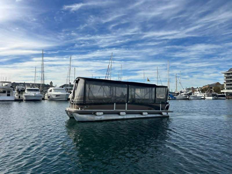 Sun Tracker Party Barge 25 Regency edition