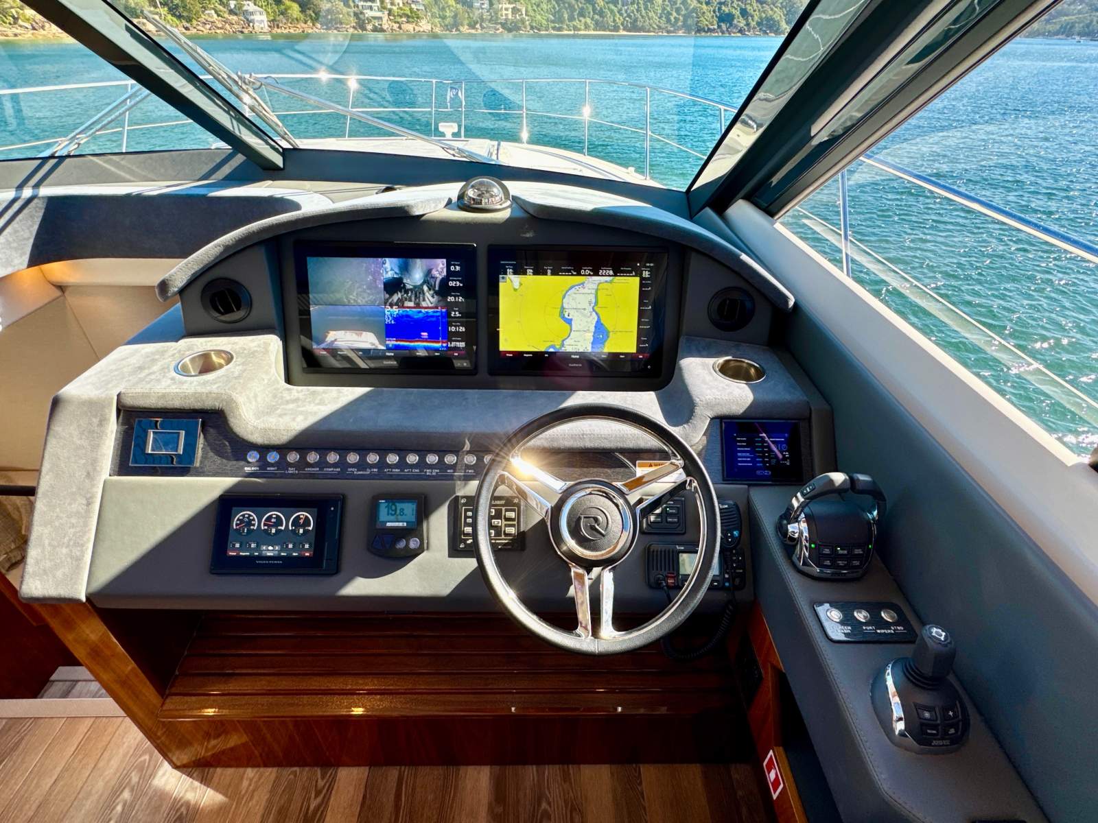Riviera 6000 Sport Yacht Platinum Edition