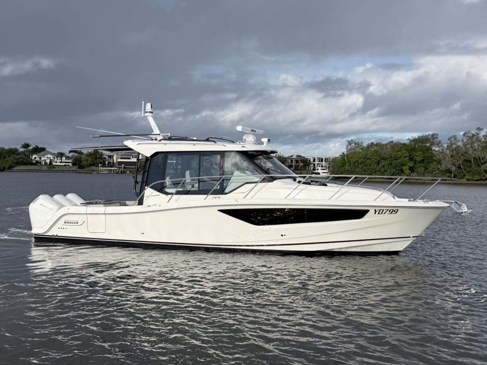 Boston Whaler 365 Conquest