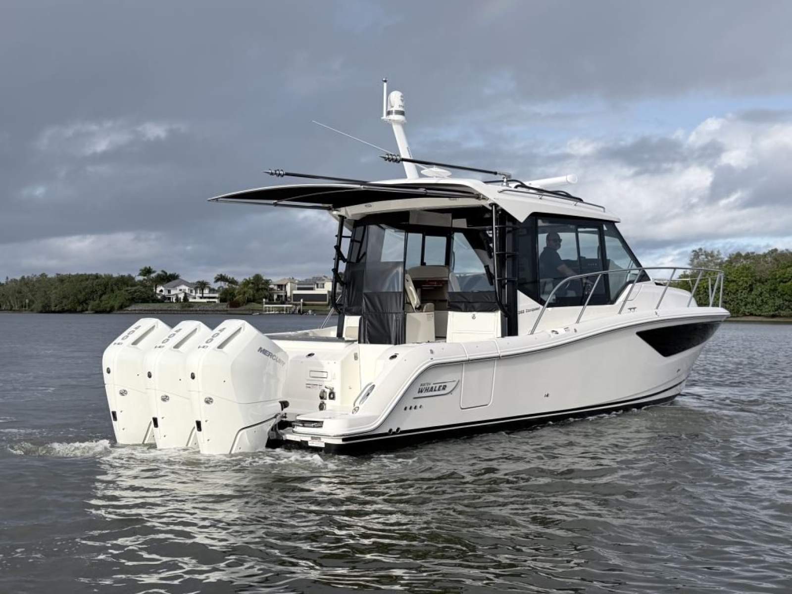 Boston Whaler 365 Conquest