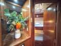 Carver 530 Voyager Once You're Aboard, You Won't Want to Leave:Companionway