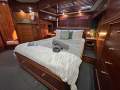 Carver 530 Voyager Once You're Aboard, You Won't Want to Leave:Midship master stateroom