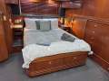 Carver 530 Voyager Once You're Aboard, You Won't Want to Leave:Midship master stateroom