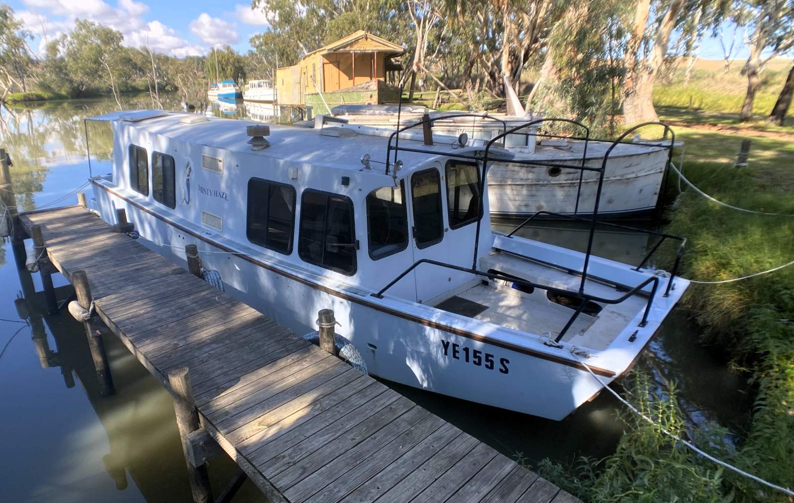 "Misty Haze" One Bed, One Bath, Houseboat, Cruiser