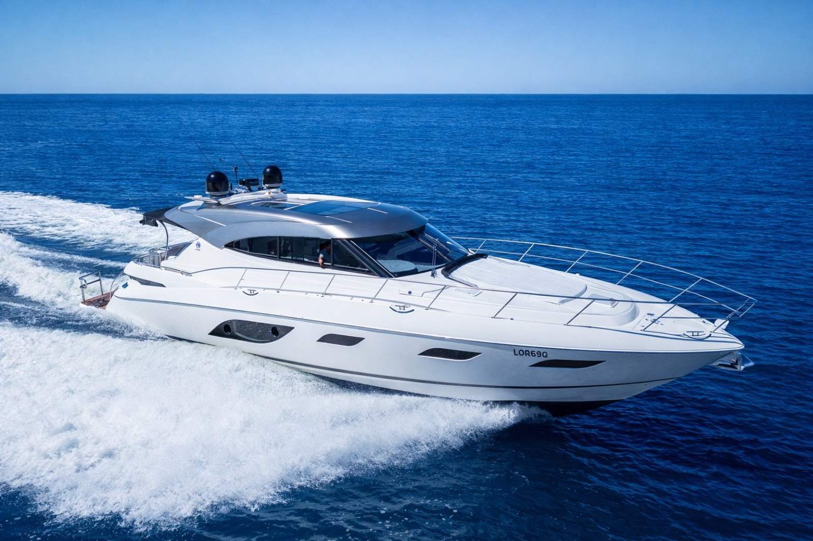 Riviera 6000 Sport Yacht Platinum Edition 2025