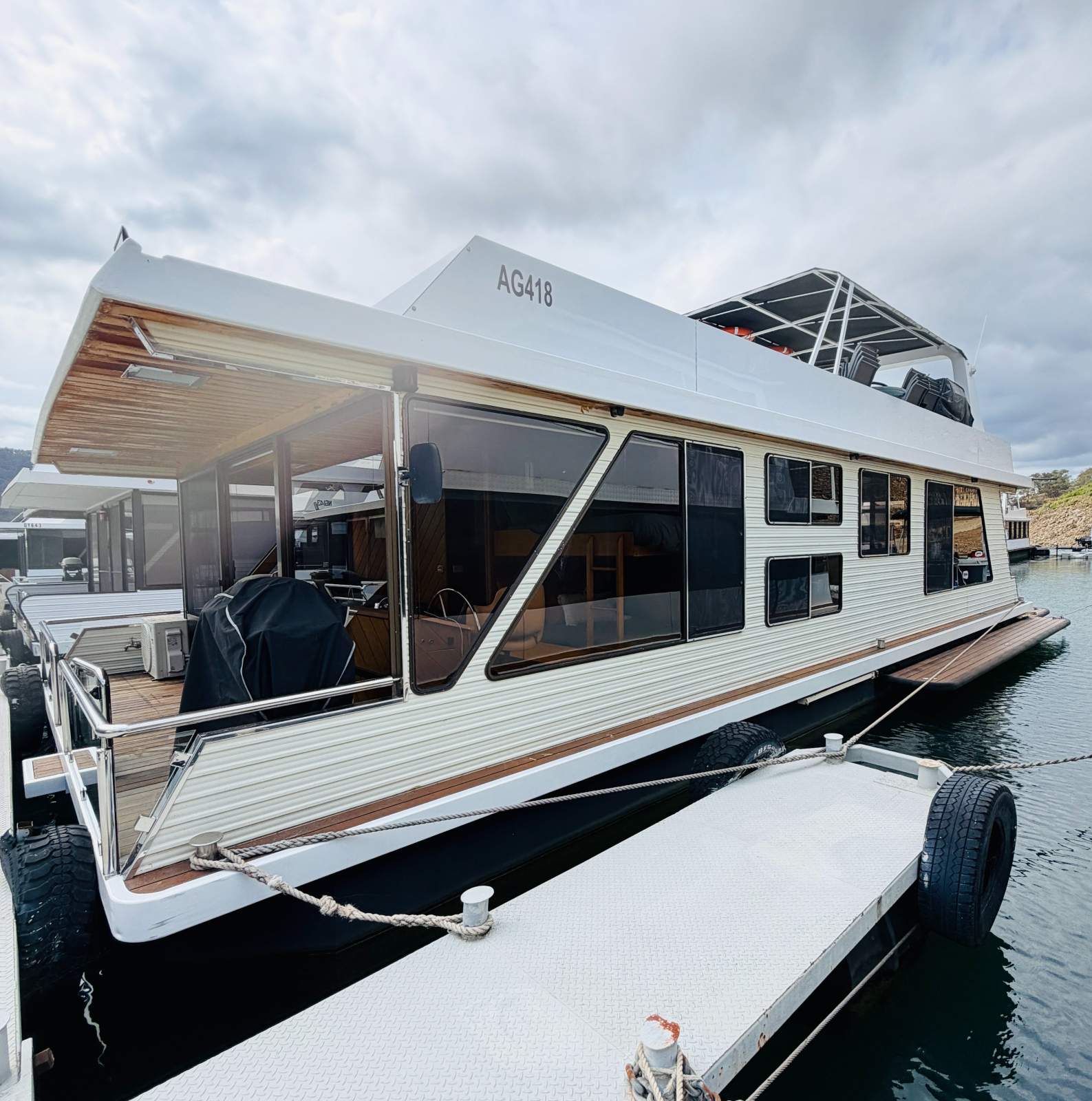 Gary Anderson Houseboat Genesis:Eildon Houseboat for Sale - Genesis
