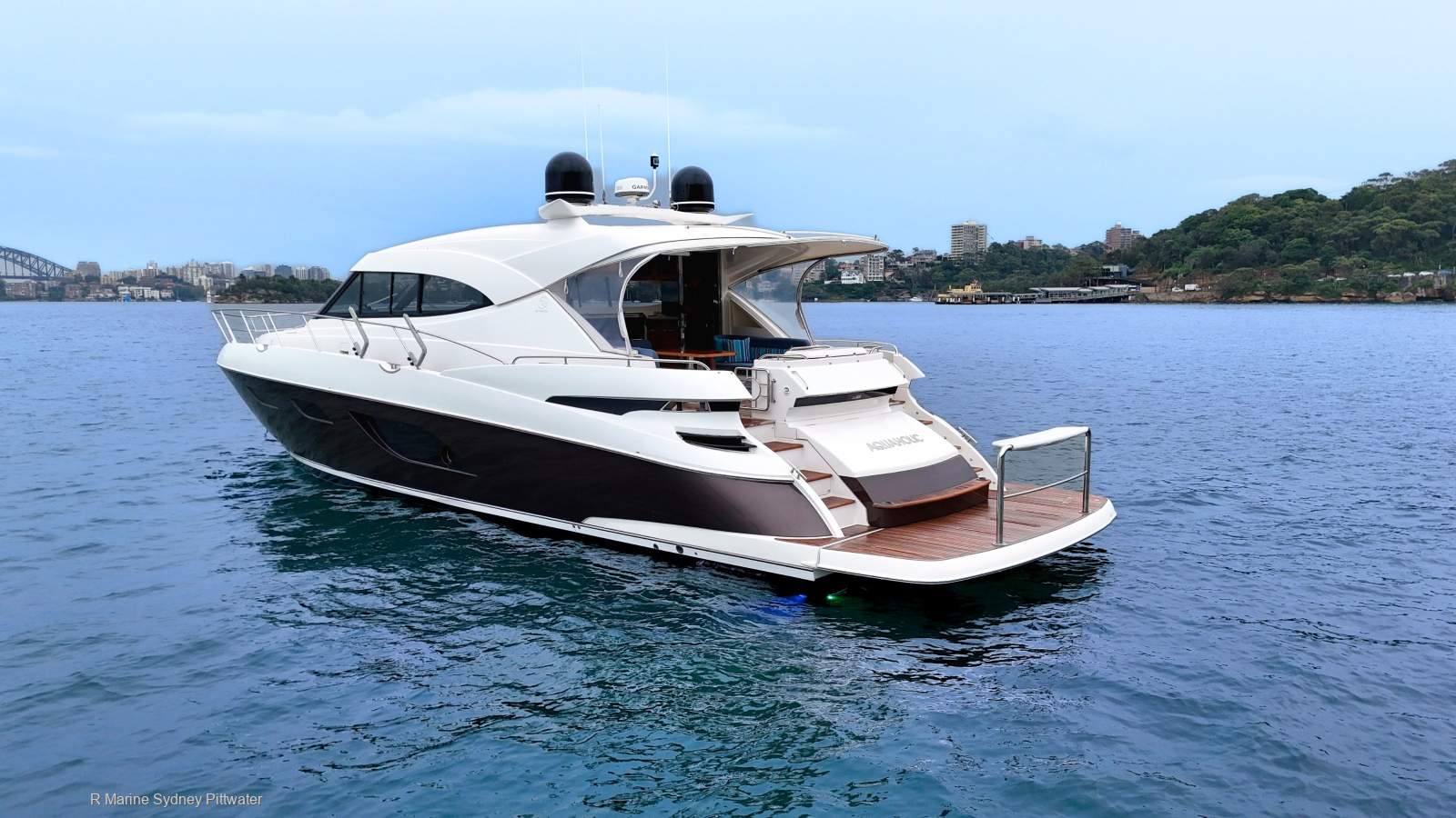 Riviera 6000 Sport Yacht