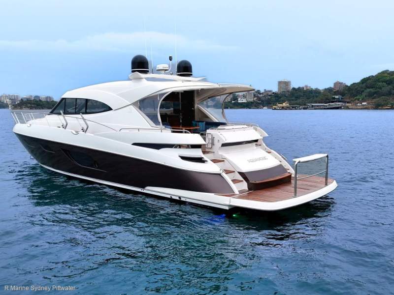 Riviera 6000 Sport Yacht